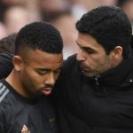 Mikel Arteta merangkul Gabriel Jesus