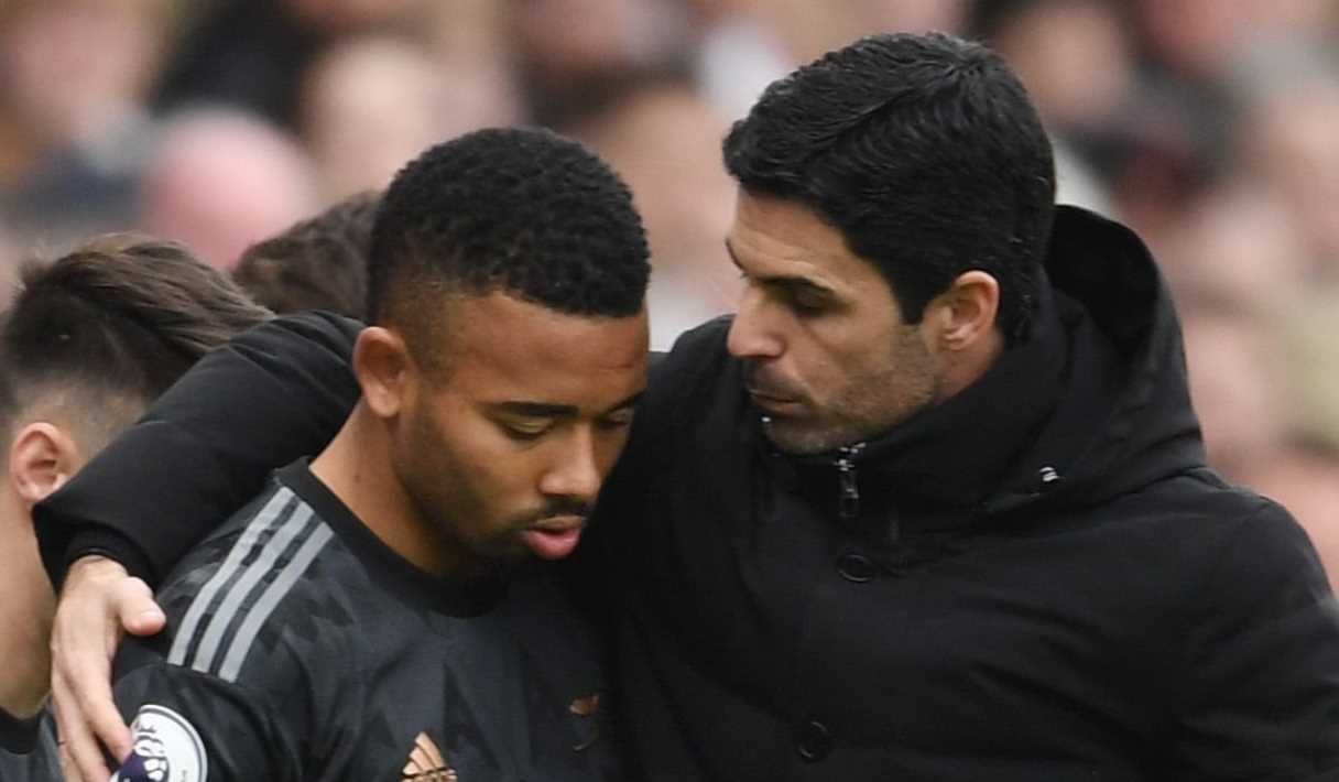 Mikel Arteta merangkul Gabriel Jesus