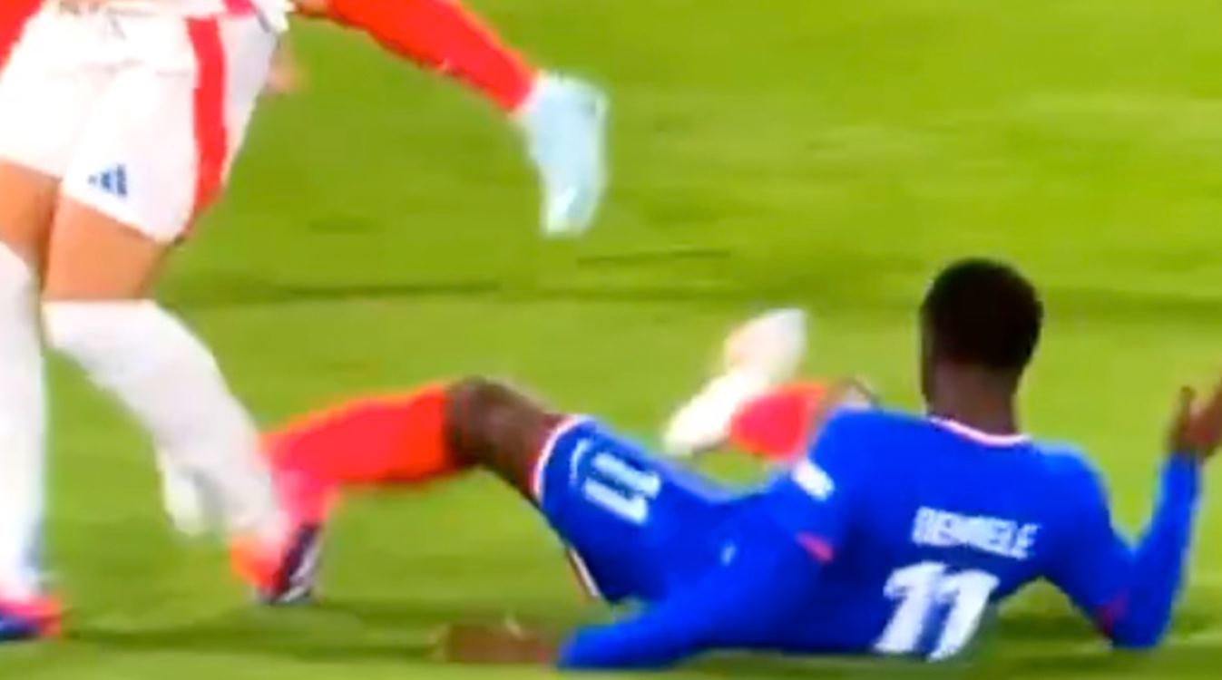 Momen saat kaki Ousmane Dembele menimpa pergelangan kaki Riccardo Calafiori