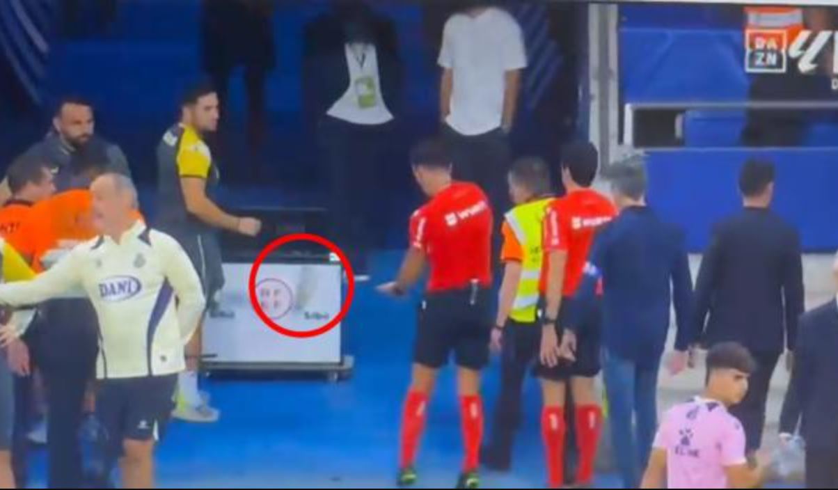 Momen saat wasit dilempar botol di laga Espanyol vs Villarreal