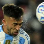 Nico Gonzalez menyundul bola dalam pertandingan Argentina