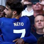 Nicolas Jackson rayakan gol bersama Pedro Neto