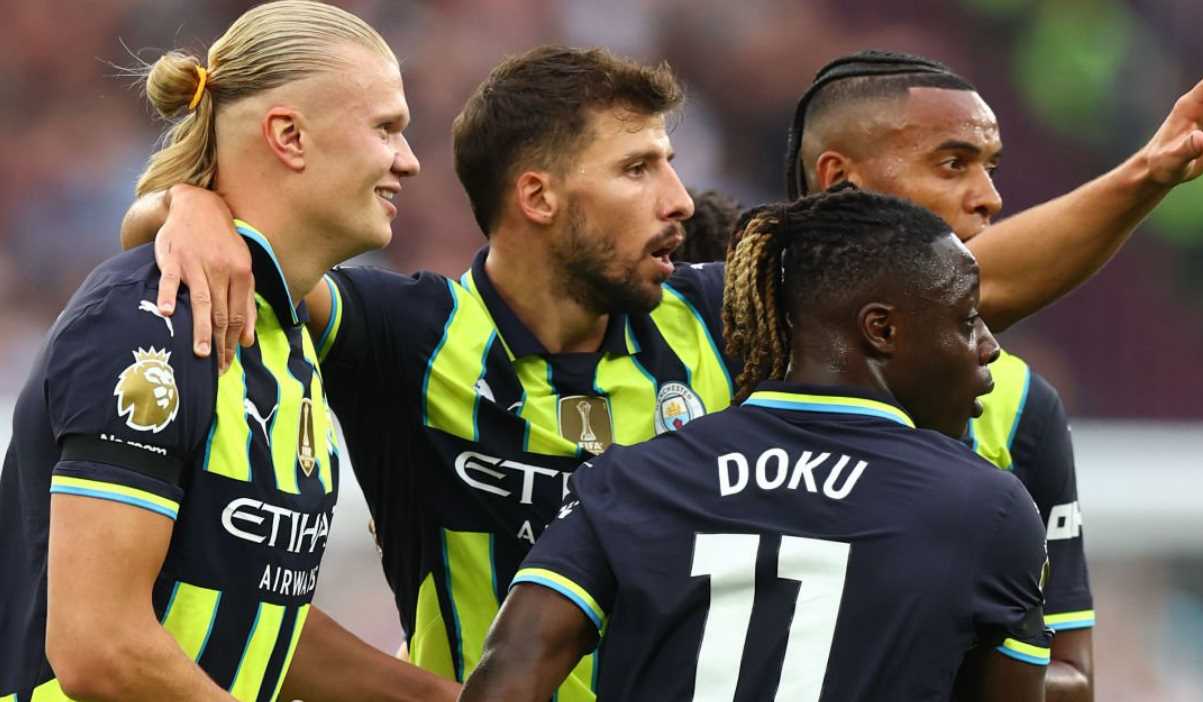 Para pemain Manchester City rayakan gol