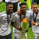 Para pemain Prancis di Real Madrid memamerkan trofi Piala Super Eropa