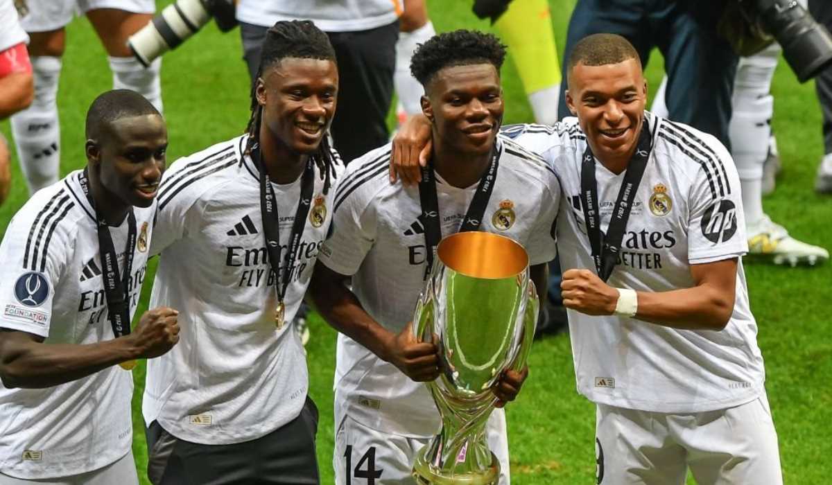 Para pemain Prancis di Real Madrid memamerkan trofi Piala Super Eropa