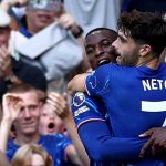 Pedro Neto saat merayakan gol Nicolas Jackson