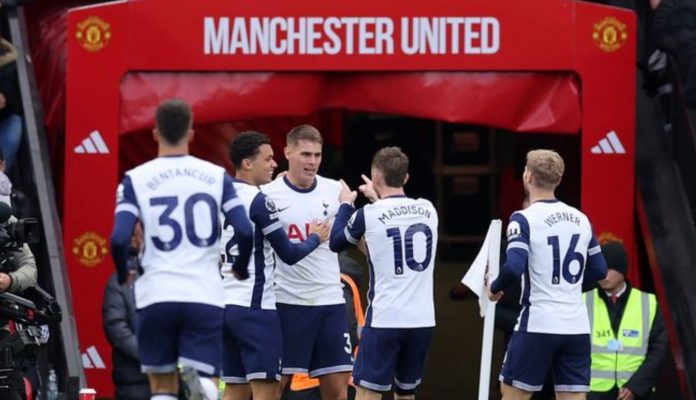 Pemain Tottenham rayakan kemenangan mereka di markas Manchester United