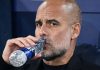 Pep Guardiola minum air