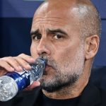 Pep Guardiola minum air