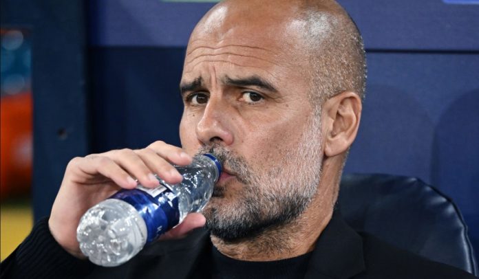 Pep Guardiola minum air