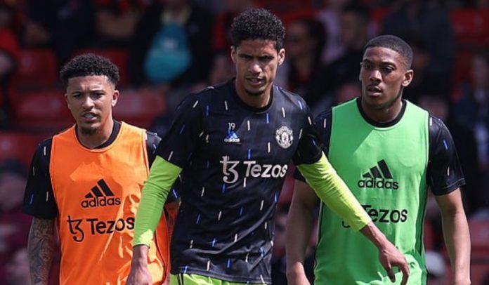 Raphael Varane saat berlatih bersama Anthony Martial