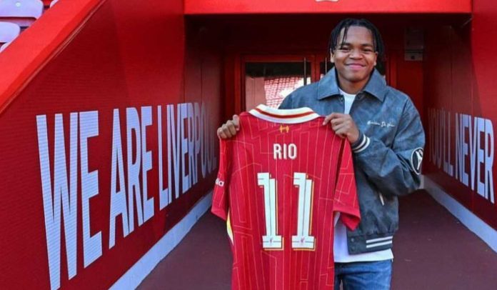 Rio Ngumoha saat diperkenalkan sebagai pemain Liverpool