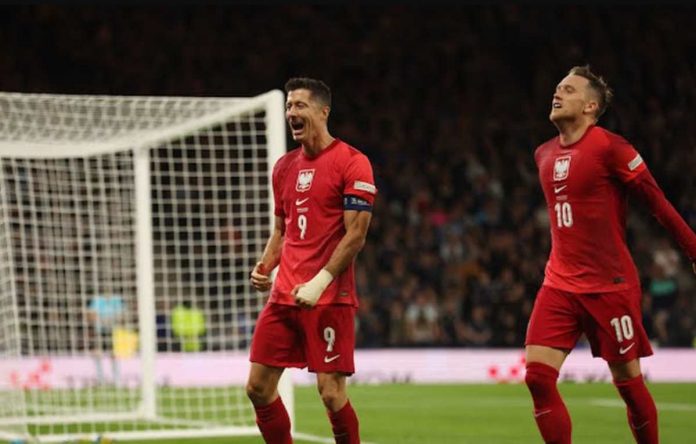 Robert Lewandowski usai mencetak gol untuk Polandia di laga vs Skotlandia