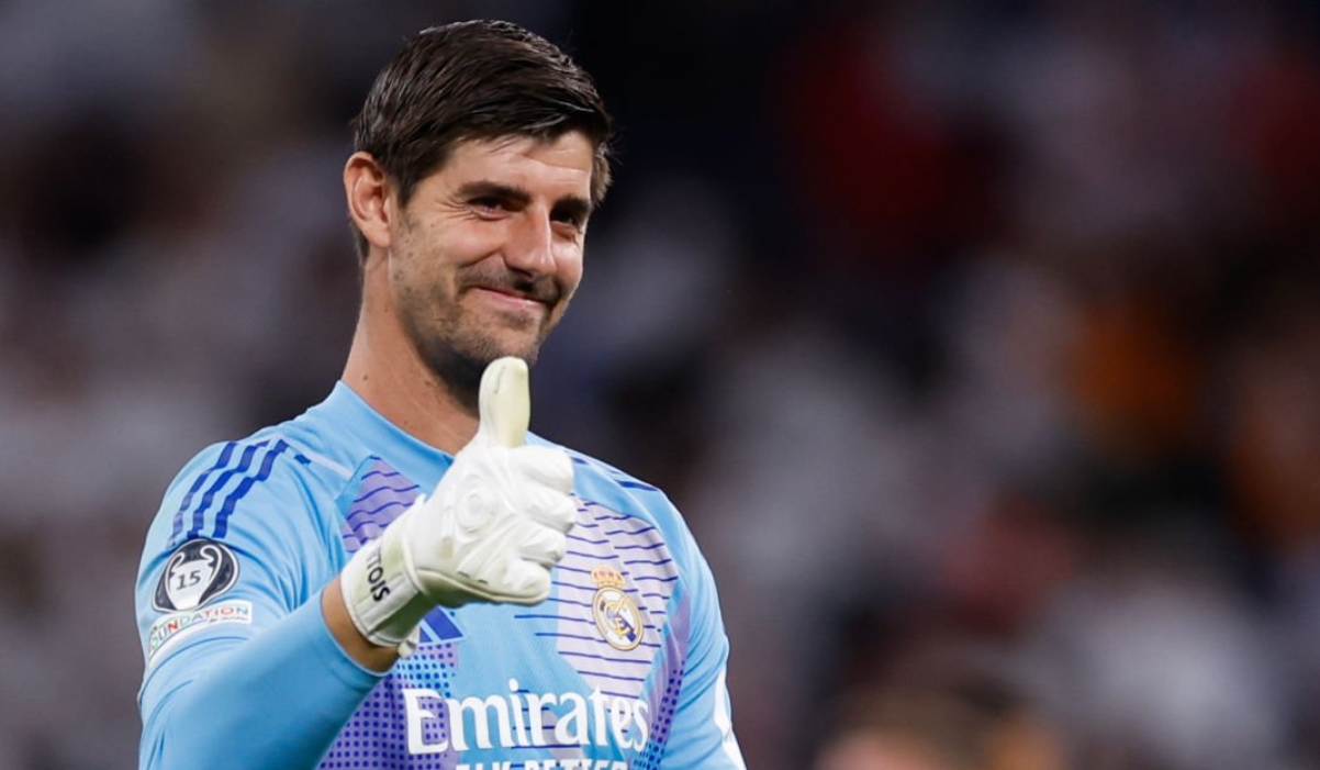 Thibaut Courtois mengajungkan jempol usai pertandingan