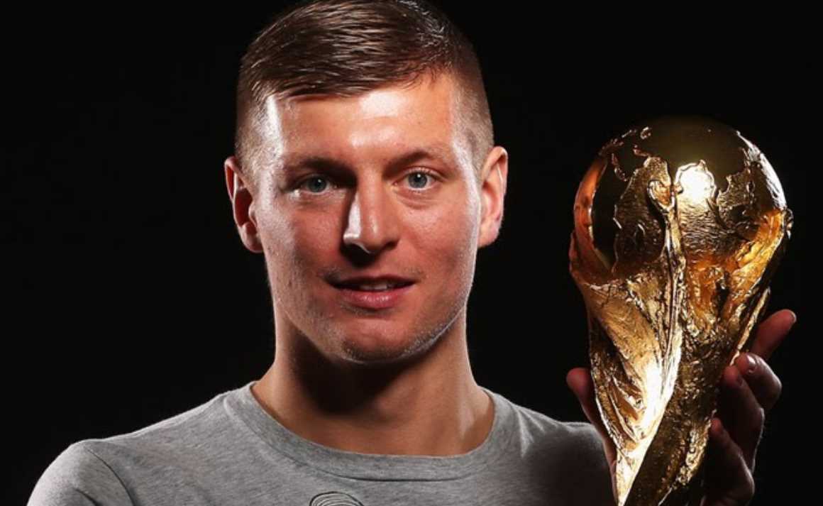 Toni Kroos dengan trofi Piala Dunia