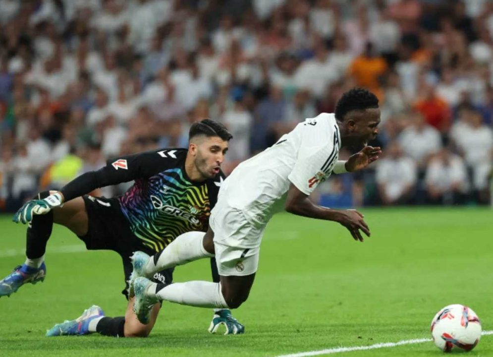 Vinicius Jr saat menangkan penalti di laga Real Madrid vs Betis