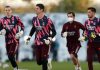 Andriy Lunin dan Thibaut Courtois dalam sebuah sesi latihan Real Madrid