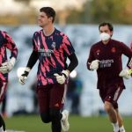 Andriy Lunin dan Thibaut Courtois dalam sebuah sesi latihan Real Madrid