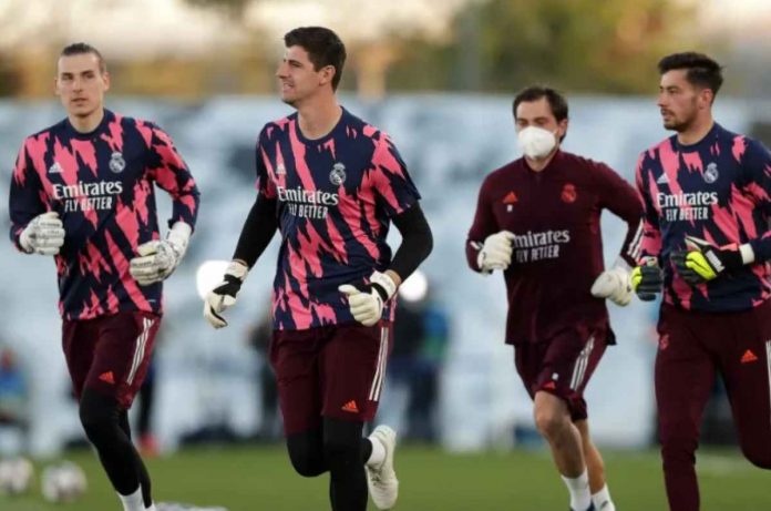 Andriy Lunin dan Thibaut Courtois dalam sebuah sesi latihan Real Madrid