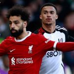 Antonee Robinson mengawal Mohamed Salah