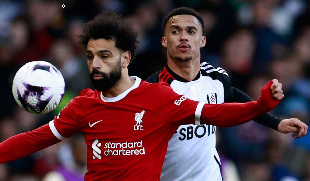 Antonee Robinson mengawal Mohamed Salah