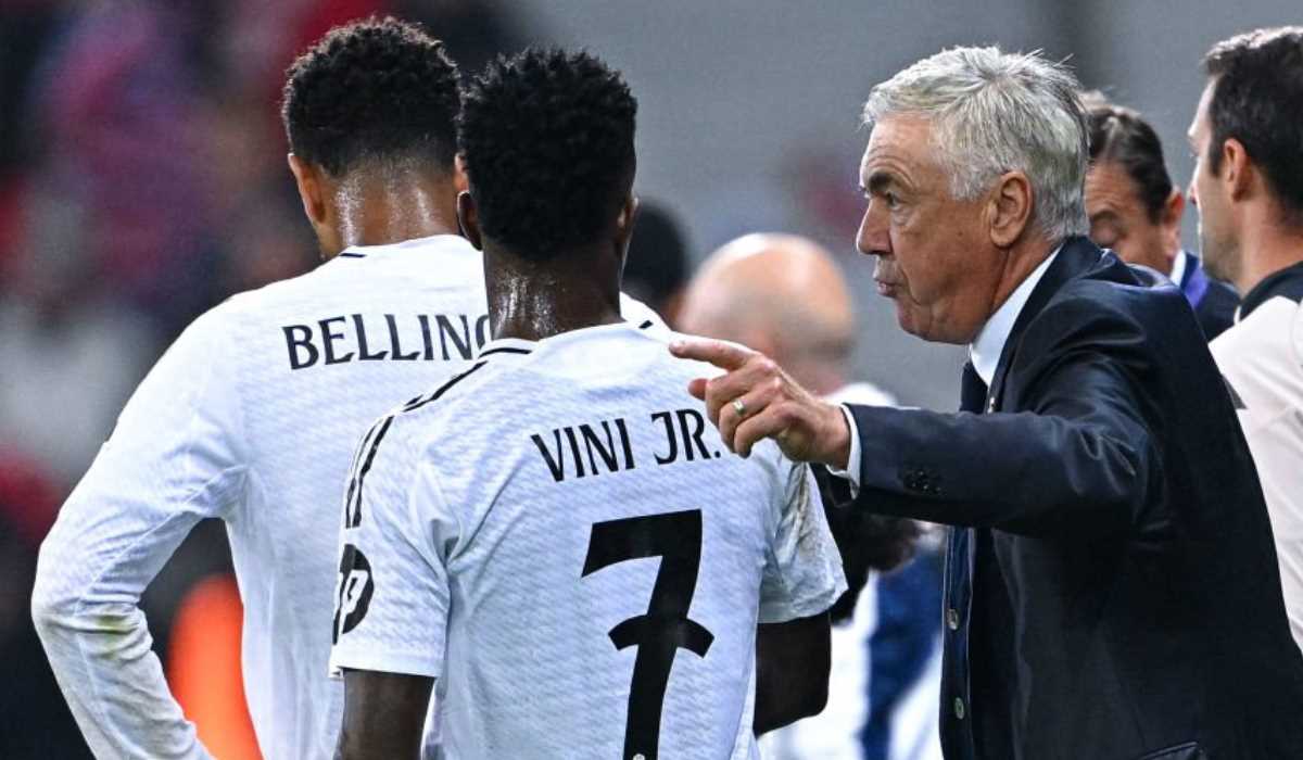 Carlo Ancelotti beri instruksi Vinicius Junior