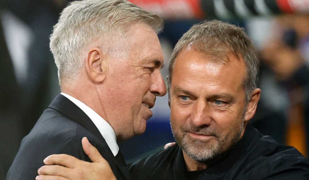 Carlo Ancelotti berpelukan dengan Hansi Flick usai laga