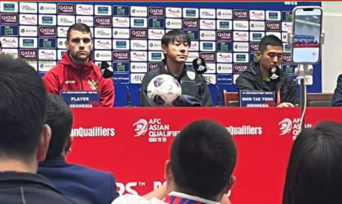 Coach Shin Tae-yong dan Maarten Paes dalam konferensi pers jelang laga China vs Indonesia