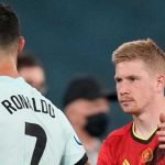 Cristiano Ronaldo bersalaman dengan Kevin de Bruyne