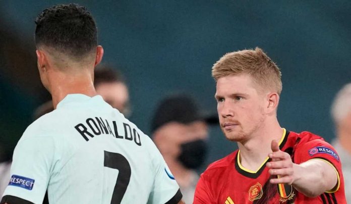 Cristiano Ronaldo bersalaman dengan Kevin de Bruyne