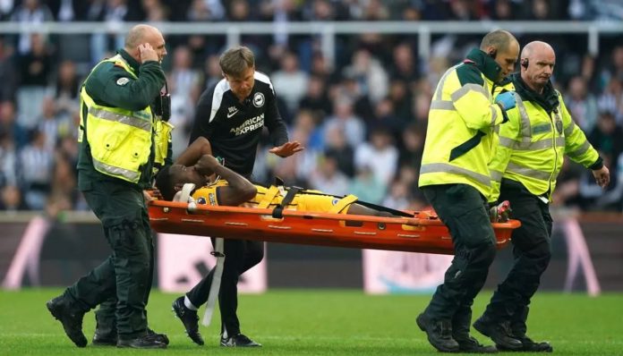 Danny Wellbeck mendapatkan pertolongan medis di laga Brighton melawan Newcastle