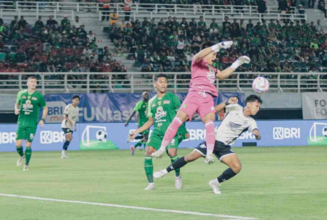 Duel Persebaya vs PSM Makassar