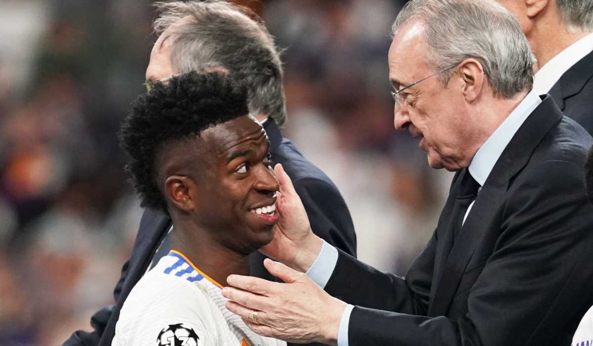 Florentino Perez menyalami Vinicius Junior