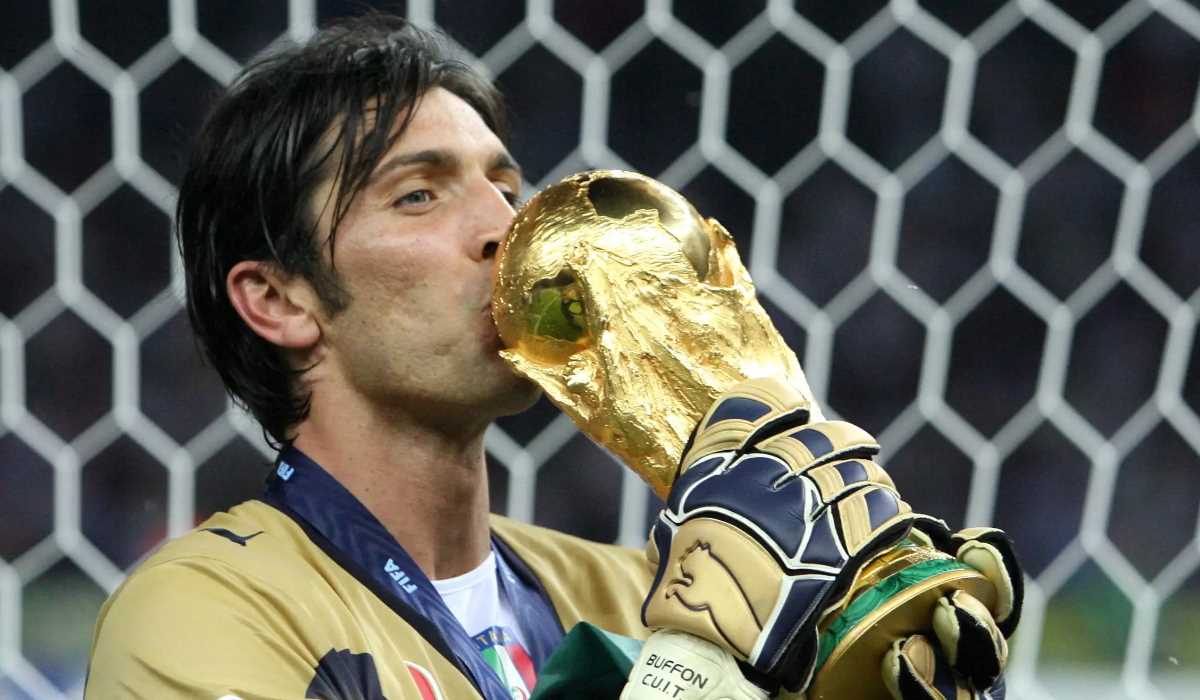 Gianluigi Buffon mencium trofi Piala Dunia 2006