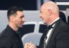 Gianni Infantino menjabat tangan Lionel Messi