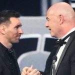 Gianni Infantino menjabat tangan Lionel Messi