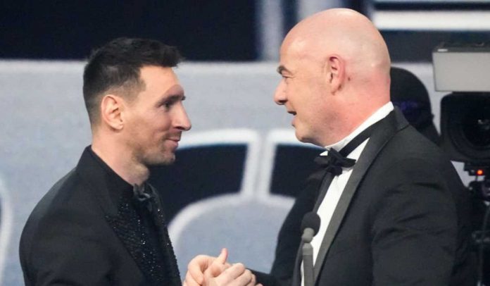 Gianni Infantino menjabat tangan Lionel Messi