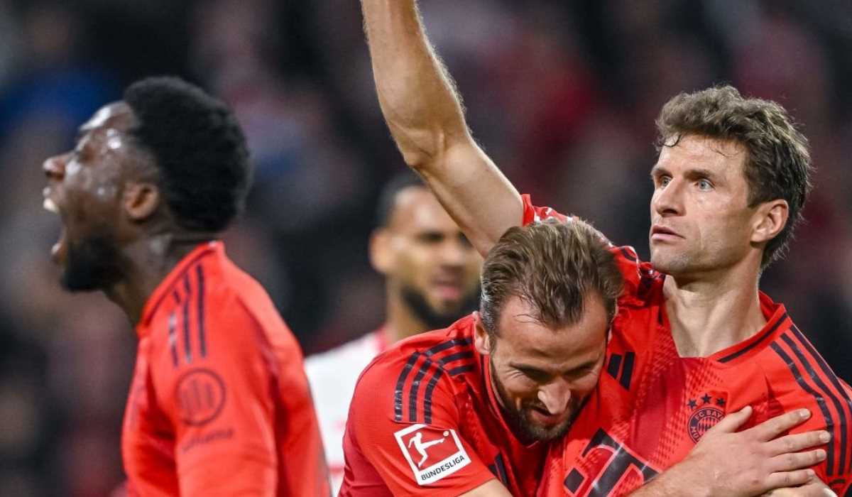 Harry Kane dan Thomas Muller merayakan gol berrsama