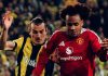 Joshua Zirkzee berduel dengan Caglar Soyuncu