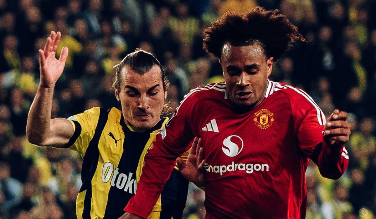 Joshua Zirkzee berduel dengan Caglar Soyuncu