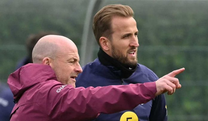 Lee Carsley bersama Harry Kane di latihan