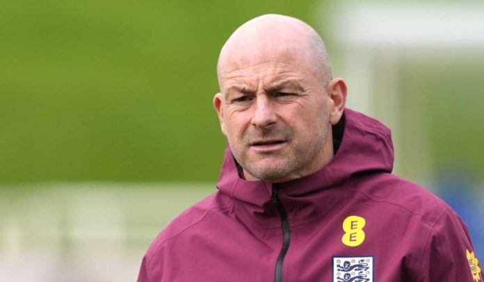 Lee Carsley memimpin latihan skuad Inggris