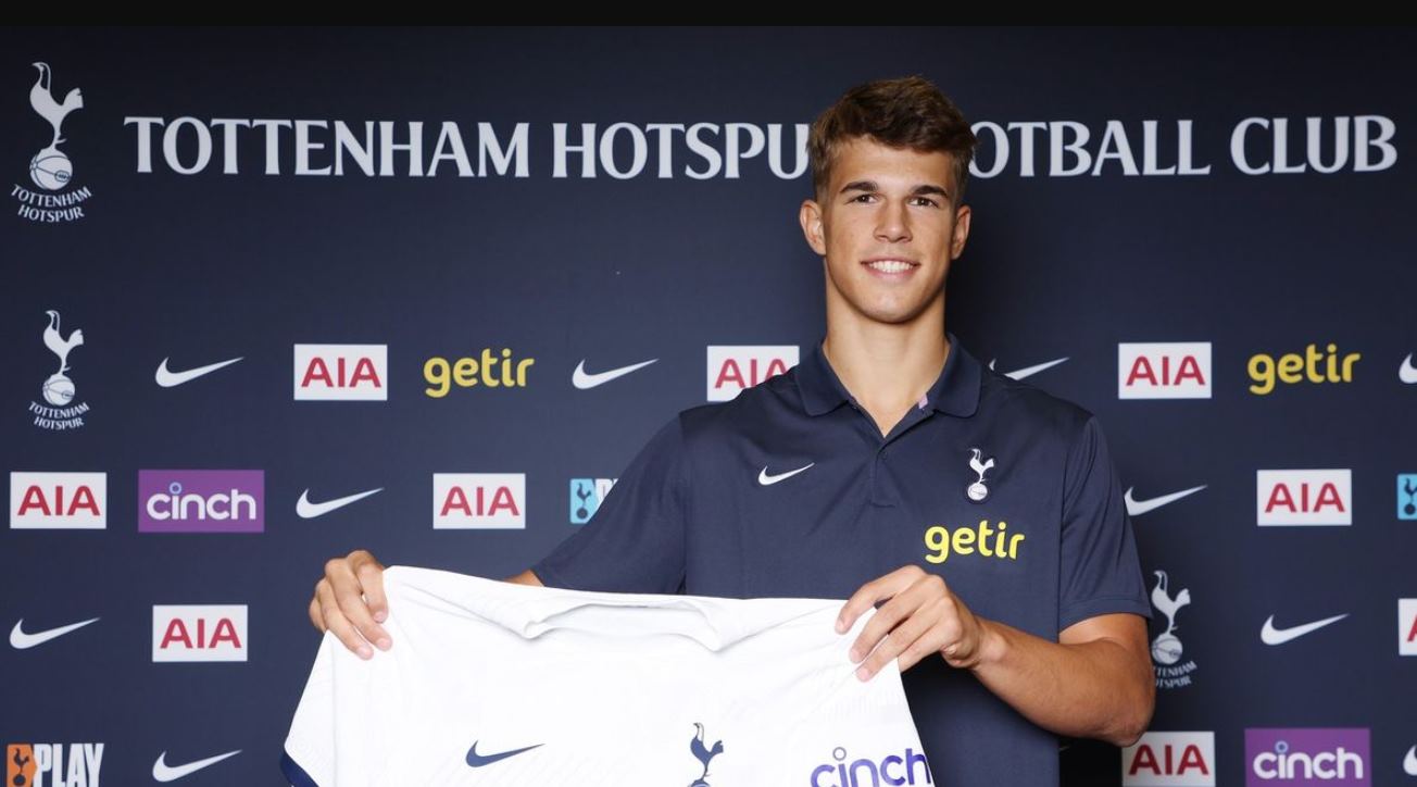 Luka Vuskovic bek tengah Tottenham Hotspur