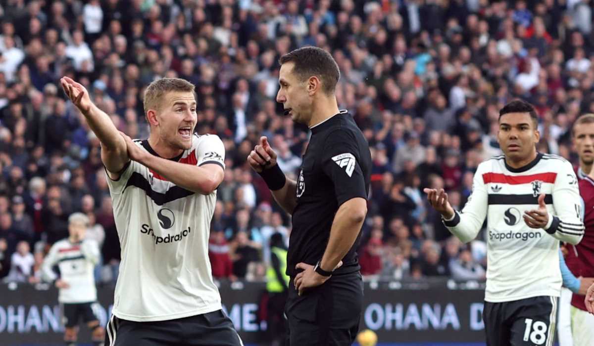 Matthijs de Ligt berdebat dengan David Coote