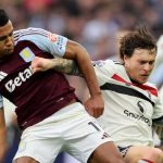 Ollie watkins berduel dengan Victor Lindelof