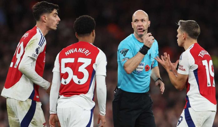 Para pemain Arsenal protes keputusan wasit Anthony Taylor