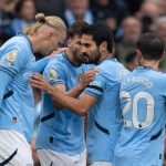 Para pemain Manchester City merayakan gol