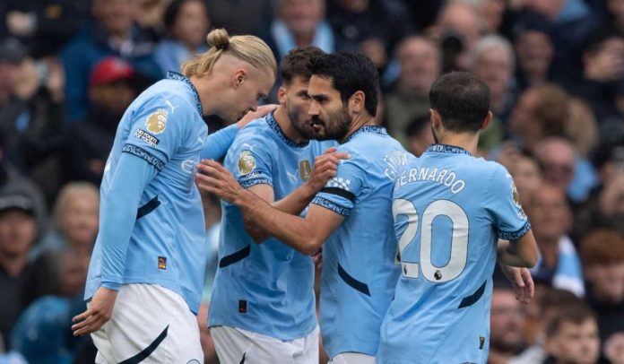 Para pemain Manchester City merayakan gol