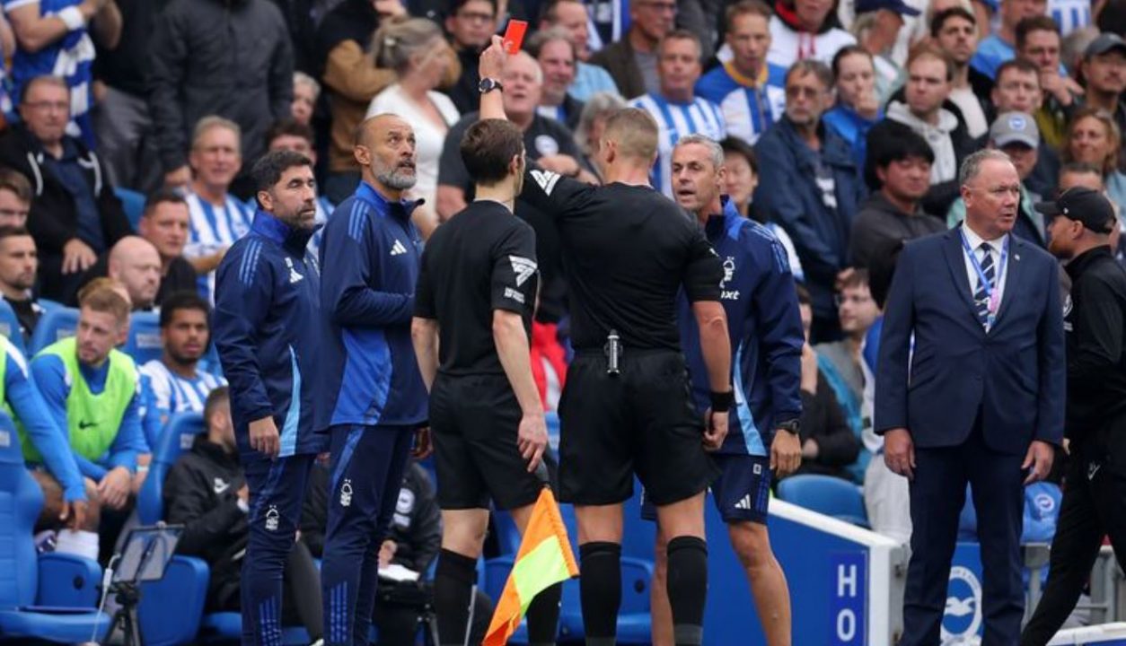 Pelatih Nottingham FOrest Nuno Espirito Santo saat menerima kartu merah