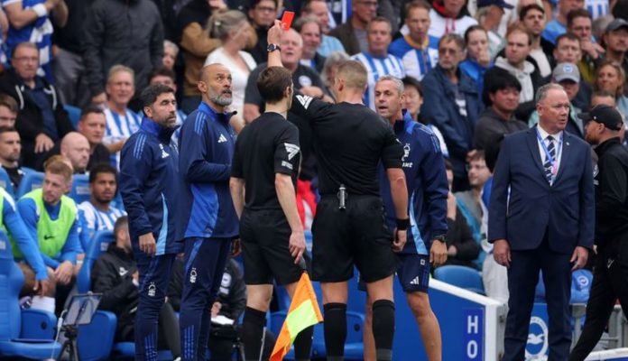 Pelatih Nottingham FOrest Nuno Espirito Santo saat menerima kartu merah